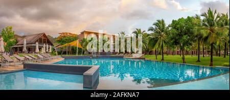 Khao Lak, Thailand, 30. November 2019: Panorama der schicke 5-Sterne Hotel mit Pool der Sandstrand von Kata. Abend um, Palmen und grünen Gras Stockfoto