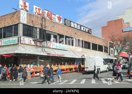 New York City, 2. Dezember 2019: Chang Jiang Supermarkt vorne in Flushing, Queens - Bild Stockfoto