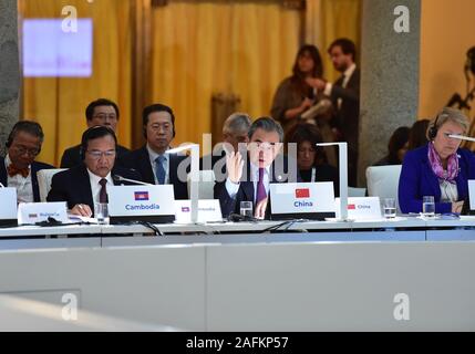 Madrid, Spanien. 16 Dez, 2019. Chinesischen Staatsrat und Außenminister Wang Yi (vorne C) Adressen das 14. Treffen der Außenminister des Asien-Europa-Treffens (ASEM) in Madrid, Spanien, 16. Dezember, 2019. Credit: Lu Yang/Xinhua/Alamy leben Nachrichten Stockfoto