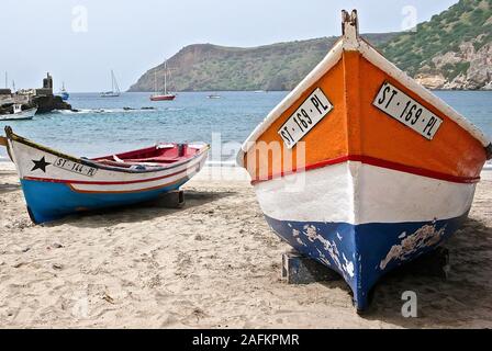 Tarrafal, Santiago/Kap Verde - 12. November, 2015: Bunte hölzerne Fischerboote am Strand von Tarrafal in Kap Verde Stockfoto