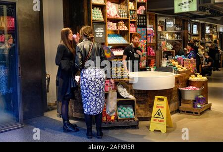 Frau duftende Badekugel, üppige Kosmetik, Store, Oxford Street, London, England, Großbritannien Stockfoto