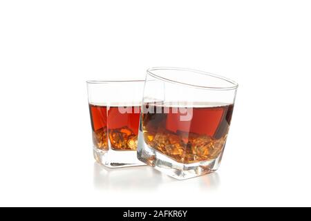 Gläser Whisky mit Eiswürfel auf weißem Hintergrund Stockfoto