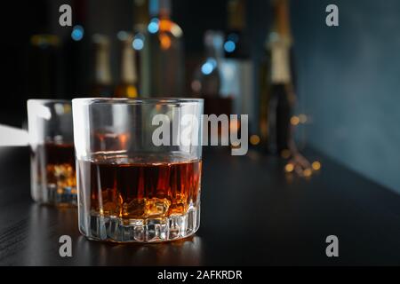 Gläser Whisky auf der Theke, in der Nähe und Platz für Text Stockfoto