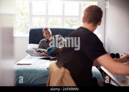 Zwei männliche Studenten im Gemeinsamen Schlafzimmer Studium zusammen Stockfoto