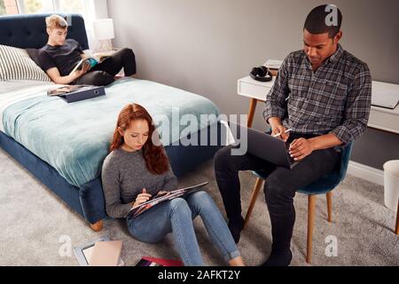 Gruppe Studenten im Gemeinsamen Schlafzimmer Studium zusammen Stockfoto