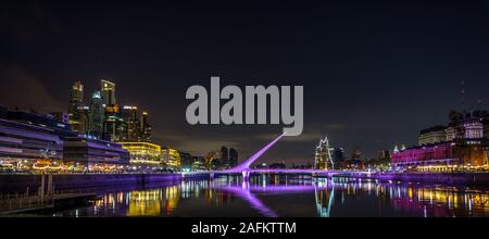 Puente de La Mujer Fußgängerbrücke bei Nacht, Buenos Aires, Argentinien, Südamerika Stockfoto