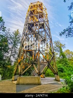 Die großen hölzernen Wachturm im City Park Berg en Bos von Apeldoorn, Niederlande Stockfoto