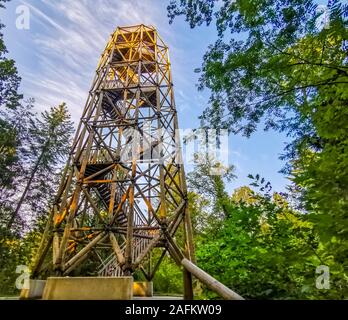 Große hölzerne beobachten Turm im Stadtpark, Berg en Bos in Apeldoorn, Niederlande Stockfoto