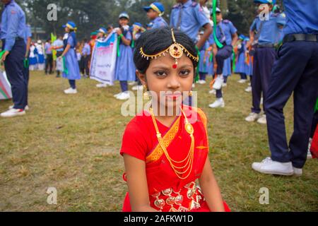 Traditionell feiert Tag des Sieges von Bangladesch: South Asian süße Mädchen teilnehmenden Fancy Dress Wettbewerb durch das Tragen von Schmuck Stockfoto