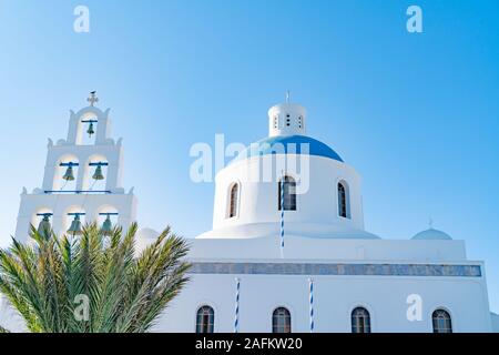 Oia Griechenland - 7. August 2019; Kirche Panagia mit sechs Glockenturm in Oia, Santorini in whitwashed Außenwände strahlend blauen Kuppel. Stockfoto