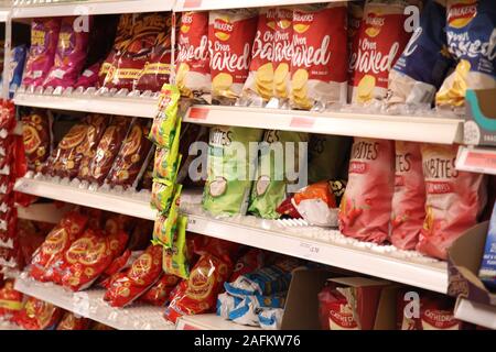 Sainsburys Supermarkt Chips und Snacks Gang, Dezember 2019 Stockfoto