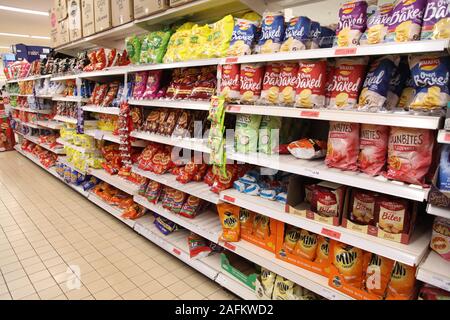 Sainsburys Supermarkt Chips und Snacks Gang, Dezember 2019 Stockfoto