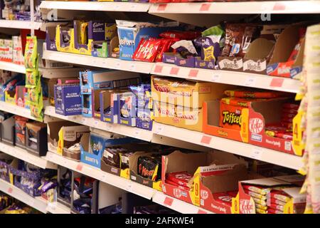 Sainsburys Supermarkt Schokoladenriegel im Imbissgang, Dezember 2019 Stockfoto
