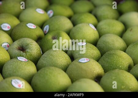 Eine Auswahl an grünen Äpfeln von Granny Smith aus Costa Brava, die außerhalb eines Gemüsehändler, England, Großbritannien, verkauft werden Stockfoto
