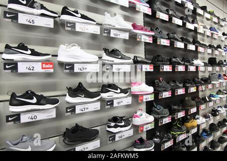 Ein Display an der Wand von mens Trainer mit Preisen von JD Sports Shop, 2019 Stockfoto