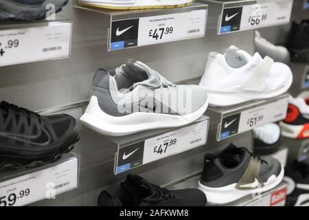 Eine Präsentation von Nike Sportschuhen mit Preisen, die in einem JD Sports-Shop, Epsom, Surrey, 2019, angeboten werden Stockfoto