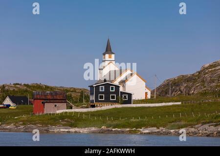 HILLESØY, Troms County, NORWEGEN - Hillesøy Kirche im Norden Norwegens. Stockfoto