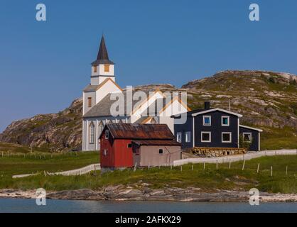 HILLESØY, Troms County, NORWEGEN - Hillesøy Kirche im Norden Norwegens. Stockfoto