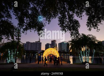 Neue Urlaub Dekorationen am Lake Eola Park in Orlando, Florida. Stockfoto