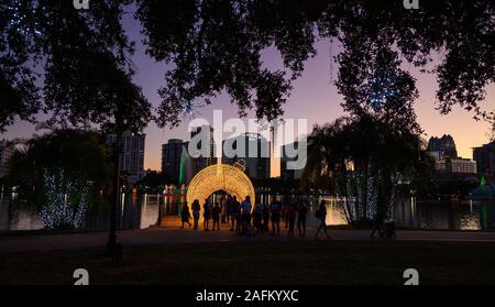 Neue Urlaub Dekorationen am Lake Eola Park in Orlando, Florida. Stockfoto