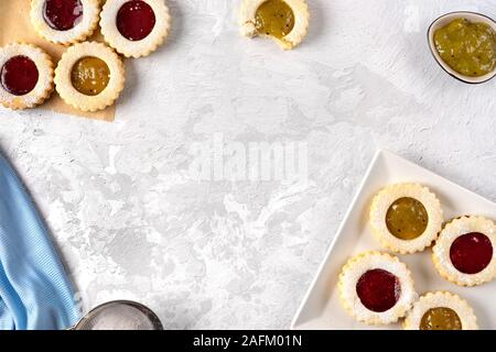 Flach von bunten Linzer Cookies in runder Form auf hellen Hintergrund. Platz kopieren Stockfoto