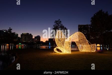 Neue Urlaub Dekorationen in der Dämmerung, Lake Eola Park in Orlando, Florida. Stockfoto