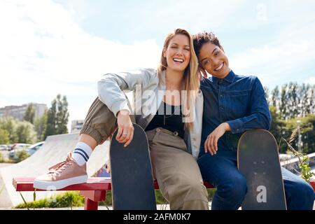 Porträt von zwei weiblichen Freunde mit Skateboard in urbanen Skate Park Stockfoto