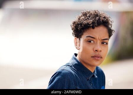 Im freien Kopf und Schultern Porträt der jungen Frau in urbanen Skate Park Stockfoto