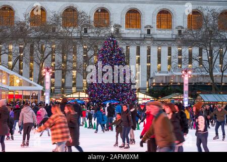 Der Eisbahn bei der Bank of America Winterdorf im Bryant Park, New York City, USA Stockfoto