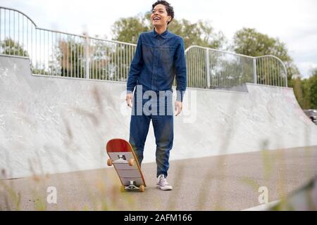 Zwei weibliche Freunde Reiten auf Skateboards in urbanen Skate Park Stockfoto
