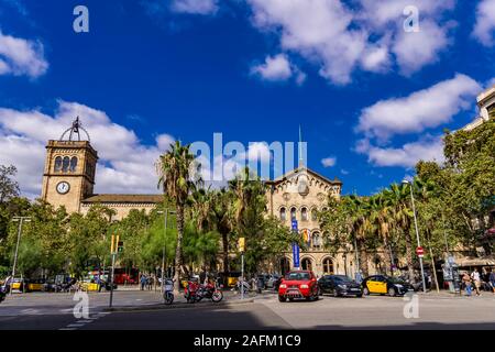BARCELONA, Spanien - 8. OKTOBER 2019: unbekannter Menschen, die von der Universität Barcelona in Spanien. Das historische Gebäude wurde zwischen 1863-18 errichtet Stockfoto