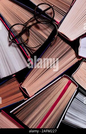 Bibliothek. Alte open Bücher stehen auf einem Bücherregal bereit zu lesen. Close-up Stockfoto