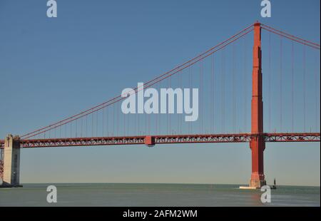 Die Golden Gate gesehen während der Navigation in der Bucht Stockfoto