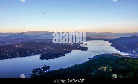 Ein Blick auf den Wörthersee von der Aussichtsplattform der Pyramidenkogel Tower. See spiegelt die letzten Strahlen der Sonne für den heutigen Tag. Goldene Stunde. T Stockfoto