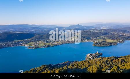 Ein Blick auf den Wörthersee von der Aussichtsplattform der Pyramidenkogel Tower. See spiegelt die letzten Strahlen der Sonne für den heutigen Tag. Goldene Stunde. T Stockfoto