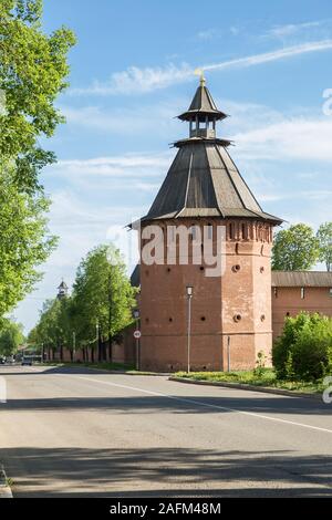 Suzdal, Eckturm der Stadtmauer von Saint Euthymius Kloster. Lenin Street, der Hauptstraße der Stadt, verläuft entlang der Klostermauer. Golden Ring von R Stockfoto