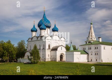 Suzdal, Goldenen Ring von Russland. Kathedrale der Geburt der seligen Jungfrau Maria wurde 1222-1225 gebaut. in d. Traditionelle russische Tempel Architektur Stockfoto