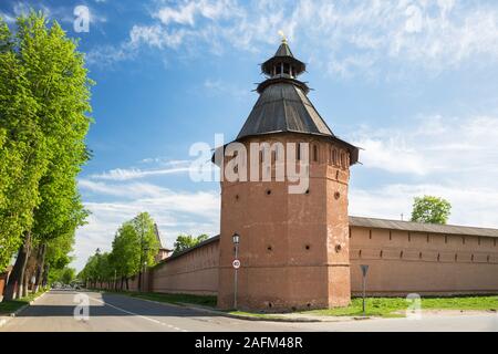 Suzdal, Eckturm der Stadtmauer von St. Euthymius Kloster. Lenin Street, der Hauptstraße der Stadt, verläuft entlang der Klostermauer. Golden Ring der Rus Stockfoto