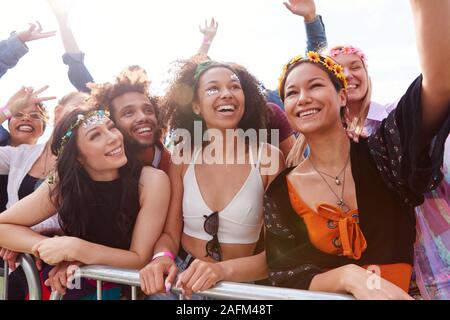 Junge Freunde im Publikum hinter der Barriere an Outdoor Musik Festival Posieren für Selfie Stockfoto