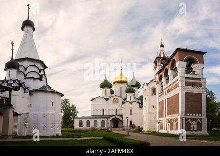 Spaso - Evfimievsky Kloster (Retter Kloster St. Euthymius). Verklärung Kathedrale im Zentrum, Glockenturm mit der Geburtskirche von Johannes. Stockfoto