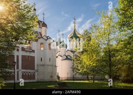 Spaso - Evfimievsky Kloster (Retter Kloster St. Euthymius). Sunlit Kloster Park, Verklärung Kathedrale und Glockenturm mit Kirche von Nativit Stockfoto