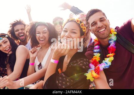 Porträt der jungen Freunde im Publikum hinter der Barriere an Outdoor Music Festival Stockfoto