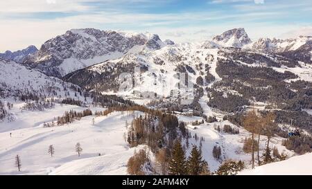 Bewölkt morgen in Alpen, Nassfeld, Österreich. Berghänge mit Schnee bedeckt. Scharfe Kanten der Alpen. Sanft gefärbten Himmel. Ein neuer Tag beginnt. Pine Tree Stockfoto