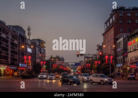 Xian, China - August 2019: Auto fahren in der Dunkelheit einer verkehrsreichen Straße Gassen in der Stadt Xian im Sommer, in der Provinz Shaanxi Stockfoto