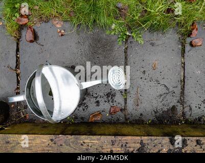Hohe Betrachtungswinkel der Bewässerung im Garten Stockfoto
