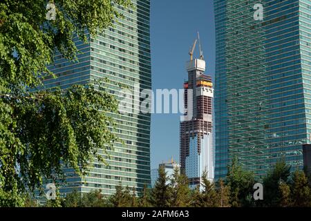 Nur-Sultan, Kasachstan - 15. Juli 2019: Bau des Gebäudes des Abu Dhabi Plaza - das höchste Hochhaus in Zentralasien. Der Prozess der konst Stockfoto