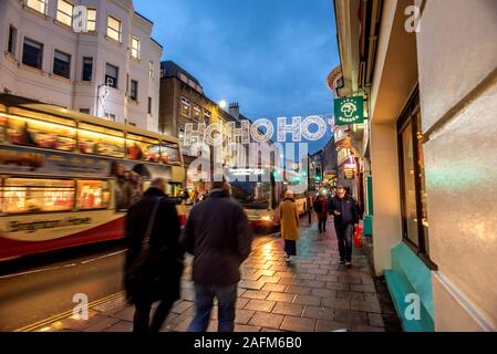 Brighton, UK. 16 Dez, 2019. Christmas shopping in Brighton City Centre Dieser Abend Credit: Andrew Hasson/Alamy leben Nachrichten Stockfoto