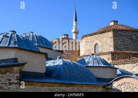 Das Hammam von Gazi Mehmet Pascha, das im 16. Jahrhundert erbaut. Mit dem Minarett der Emin Pascha Moschee im Hintergrund. Prizren, Kosovo, zentrale Bal Stockfoto