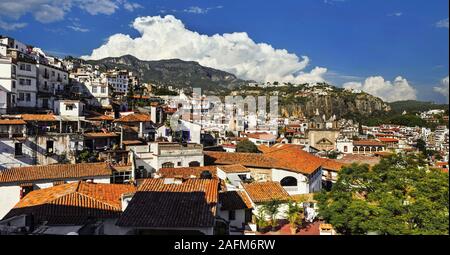 Big White Cloud erstreckt sich über der mexikanischen Stadt Taxco Stockfoto