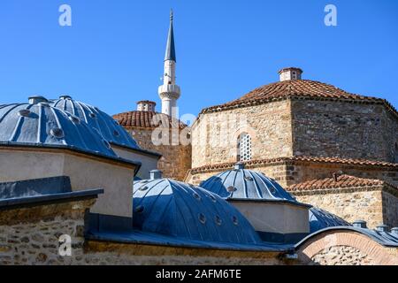 Das Hammam von Gazi Mehmet Pascha, das im 16. Jahrhundert erbaut. Mit dem Minarett der Emin Pascha Moschee im Hintergrund. Prizren, Kosovo, zentrale Bal Stockfoto